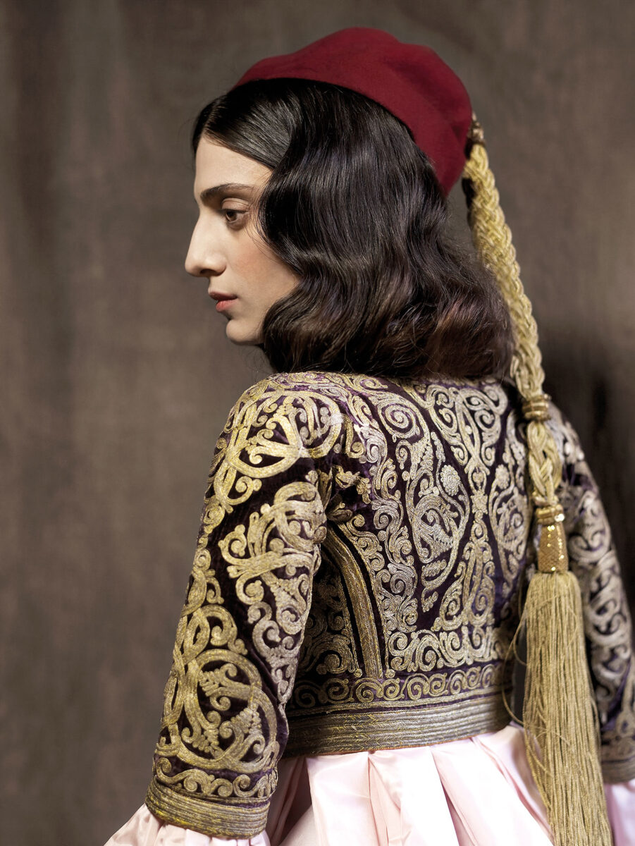 Βαγγέλης Κύρης / Ανατόλι Γεωργίεφ. 130x105 εκ. Κοντογούνι της Ρόζας Μπότσαρη, αυλή της βασίλισσας Αμαλίας, 19ος αι. Εθνικό Ιστορικό Μουσείο. Χειροποίητο χρυσοκέντημα με χρυσό κορδόνι, σε τύπωμα από βαμβακερό καμβά.