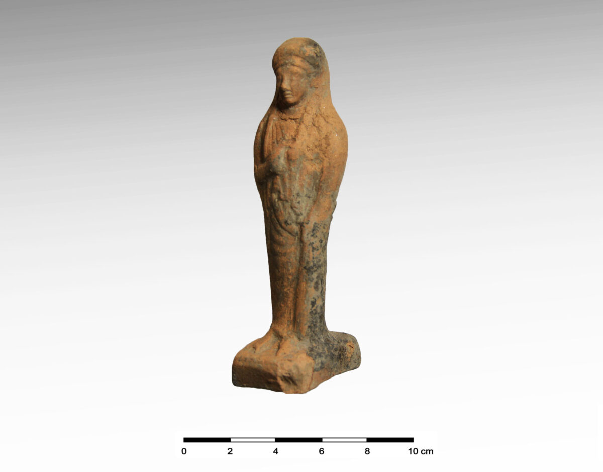 Εικ. 14. Πήλινο ειδώλιο ιστάμενης γυναικείας μορφής, αρχαϊκών χρόνων.