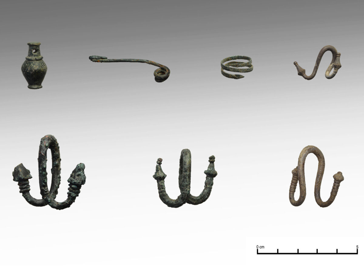 Εικ. 24. Χάλκινα και αργυρά κοσμήματα (στρεπτά ενώτια, βελόνη, δαχτυλίδι, περίαπτο).
