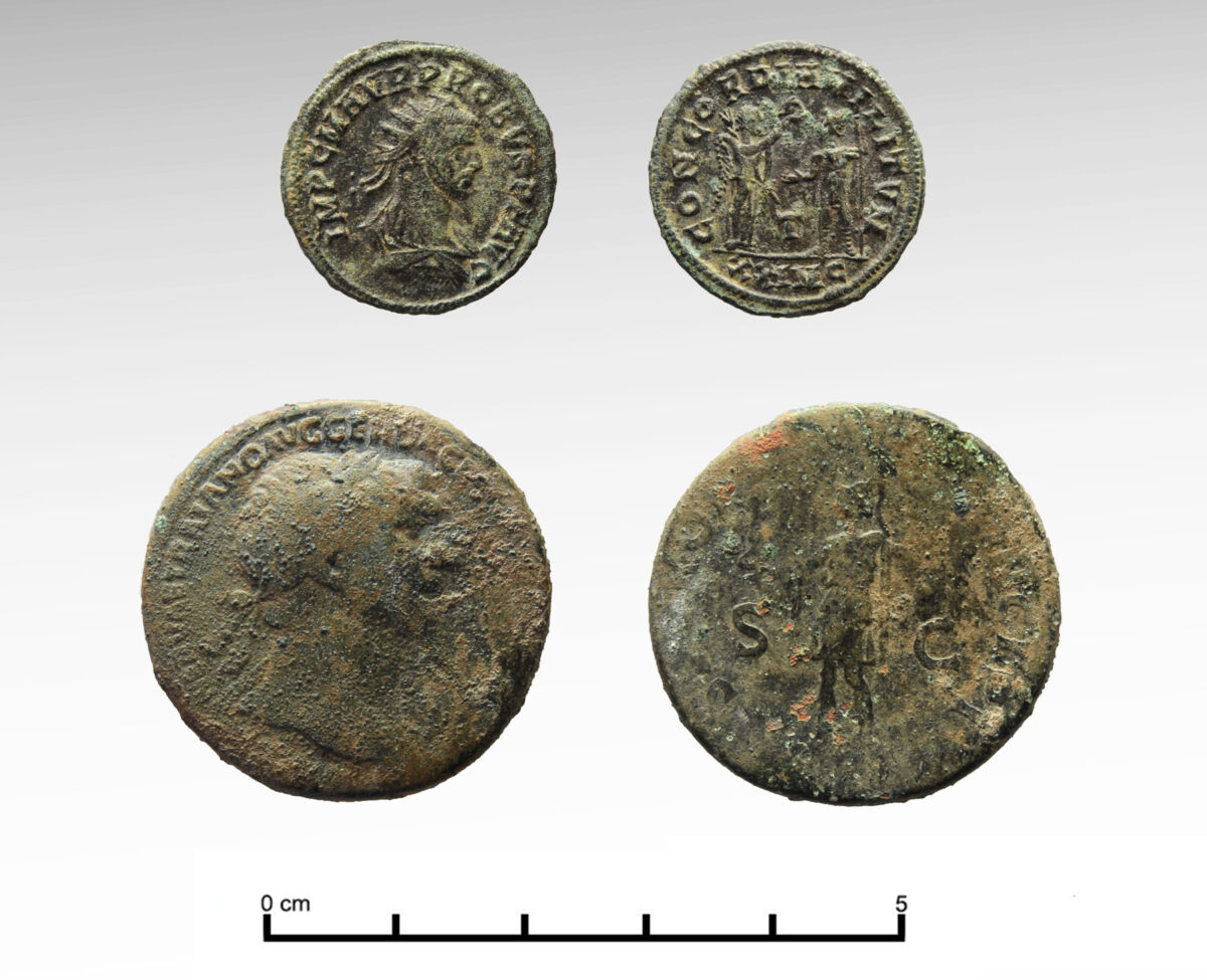 Εικ. 25. Χάλκινα ρωμαϊκά νομίσματα (sestertius του Τραϊανού, μετά το 106 μ.Χ., κάτω, και νόμισμα Διοκλητιανού του 285 μ.Χ., πάνω).