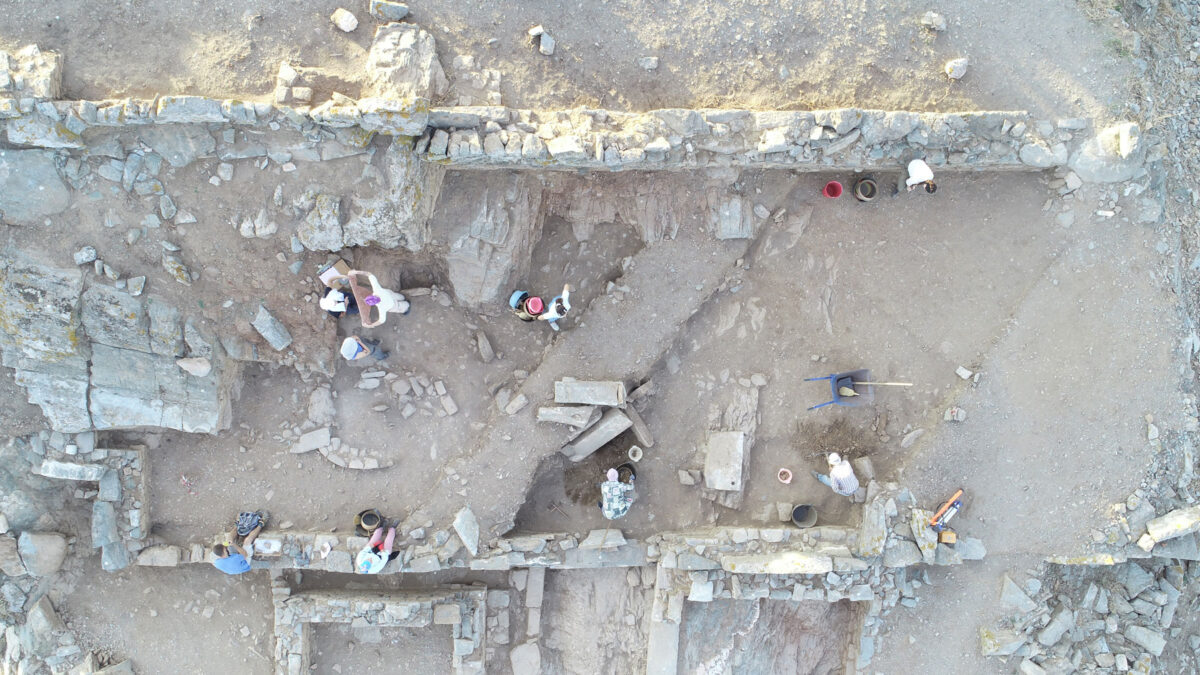 Εικ. 5. Αεροφωτογραφία του Κτιρίου 3 κατά την ανασκαφή (φωτ.: Α. Μαζαράκης Αινιάν).