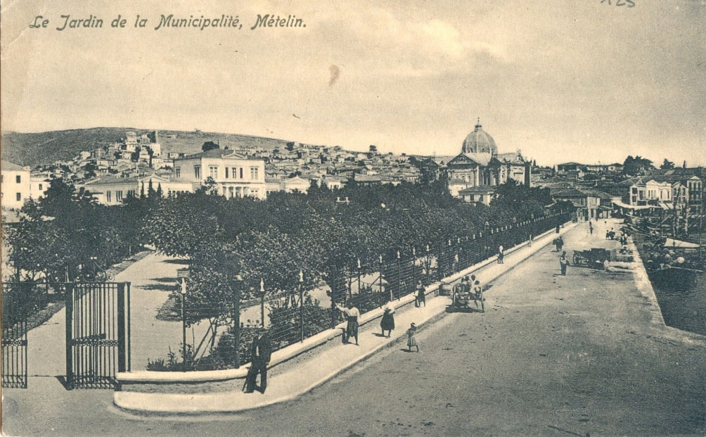 Ο ναός του Αγίου Θεράποντα, σήμα κατατεθέν της πόλης της Μυτιλήνης, μετά την ολοκλήρωσή του στις αρχές του 20ού αιώνα (πηγή εικόνας: ΑΠΕ-ΜΠΕ).