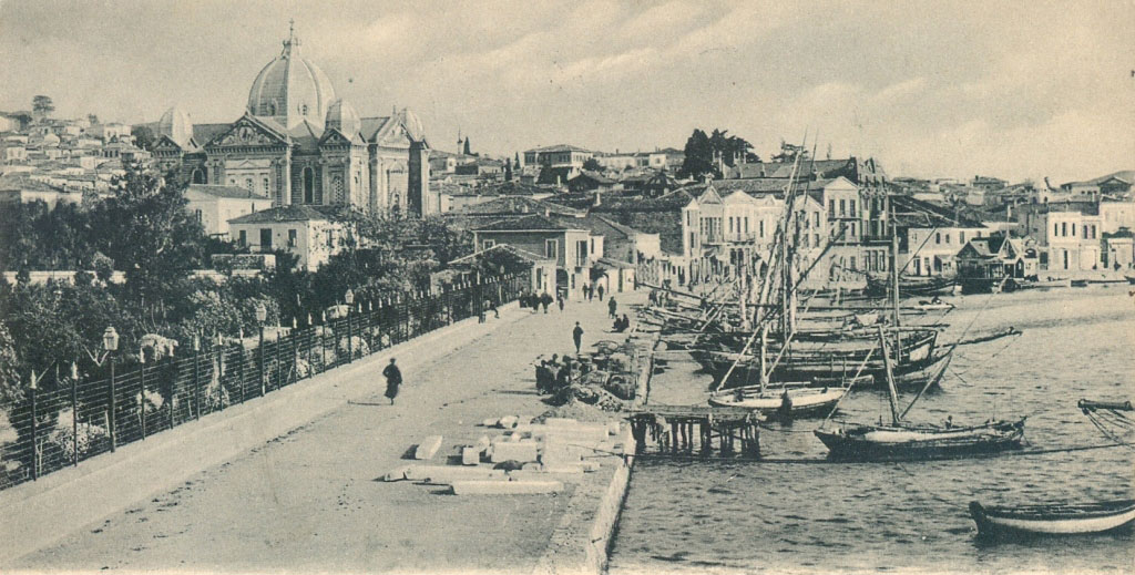 Ο ναός του Αγίου Θεράποντα, σήμα κατατεθέν της πόλης της Μυτιλήνης, μετά την ολοκλήρωσή του στις αρχές του 20ού αιώνα (πηγή εικόνας: ΑΠΕ-ΜΠΕ).