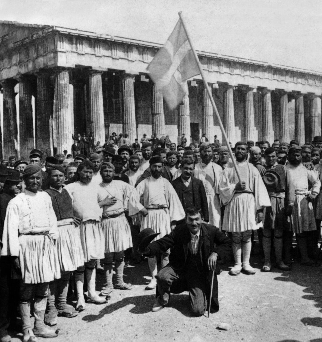 Εθελοντές στον πόλεμο του 1895, μπροστά στο ναό του Ηφαίστου. Ευγενική παραχώρηση © Library of Congress.