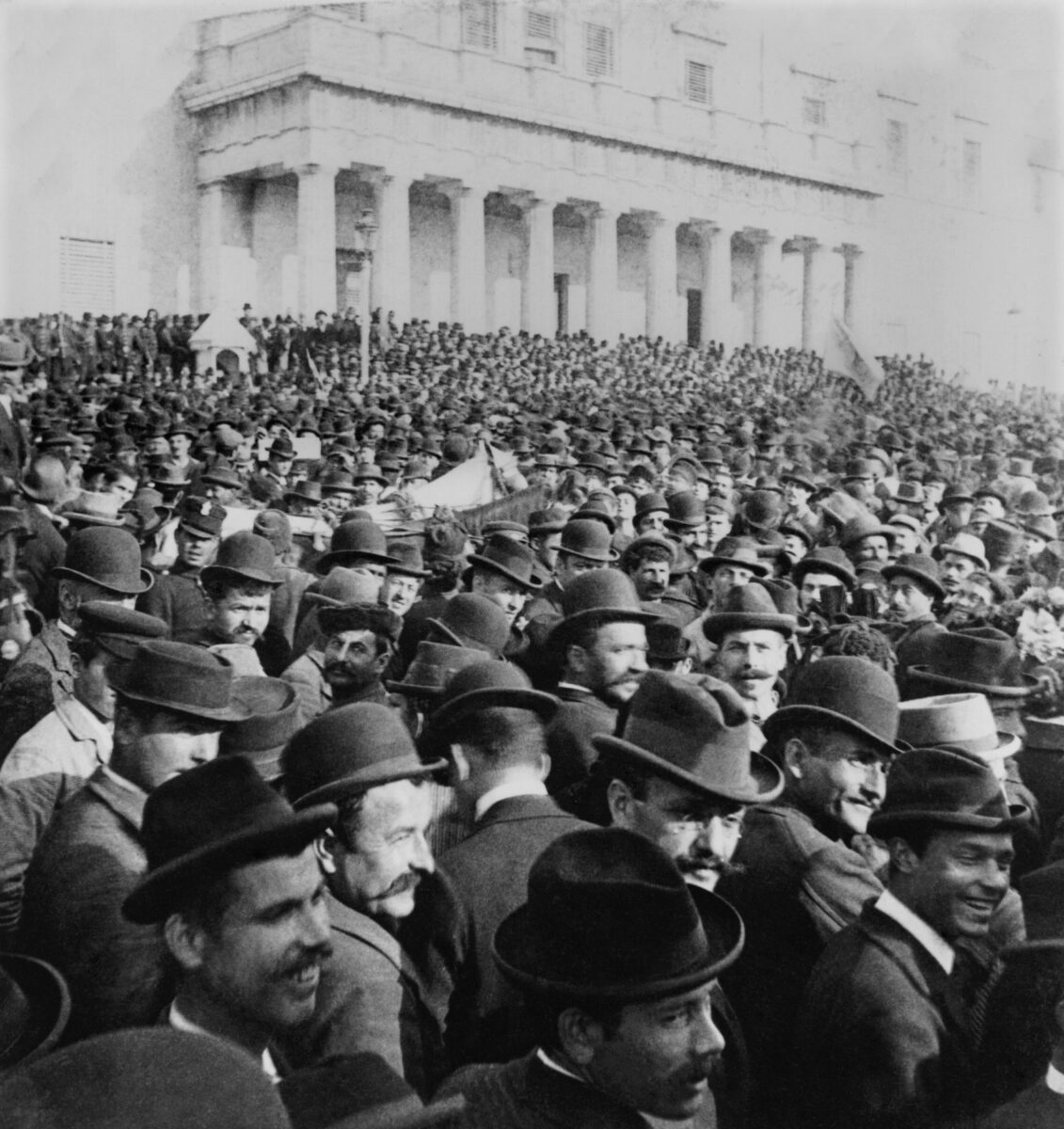 Οι Αθηναίοι περιμένουν τα νέα από το μέτωπο, 1897. Ευγενική παραχώρηση © Library of Congress.