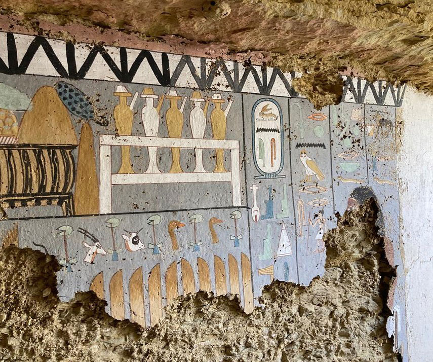 Επιγραφές σε τοίχο τάφου της εποχής του φαραώ Ούνας (5η Δυναστεία). Γκισρ Ελ Μουντίρ, Ιανουάριος 2023. Πηγή εικόνας: Zahi Hawass.