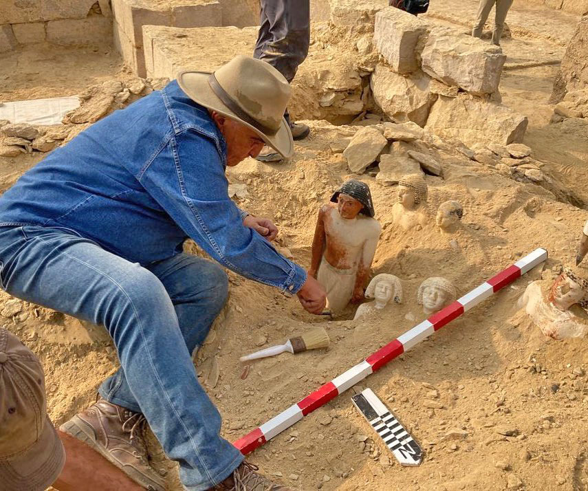 Ο Ζάχι Χαουάς, επικεφαλής της ανασκαφής, αποκαλύπτει λίθινα αγάλματα. Γκισρ Ελ Μουντίρ, Ιανουάριος 2023. Πηγή εικόνας: Zahi Hawass. 