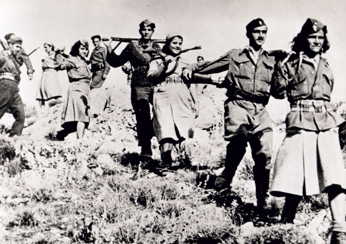 Υποδειγματική Διμοιρία Νέων της 2ης Μεραρχίας του ΕΛΑΣ τον Οκτώβριο 1944. Δεύτερος από δεξιά ο Σαλβατώρ Μπακόλας (© Φωτ. Αρχείο ΕΜΕ). 