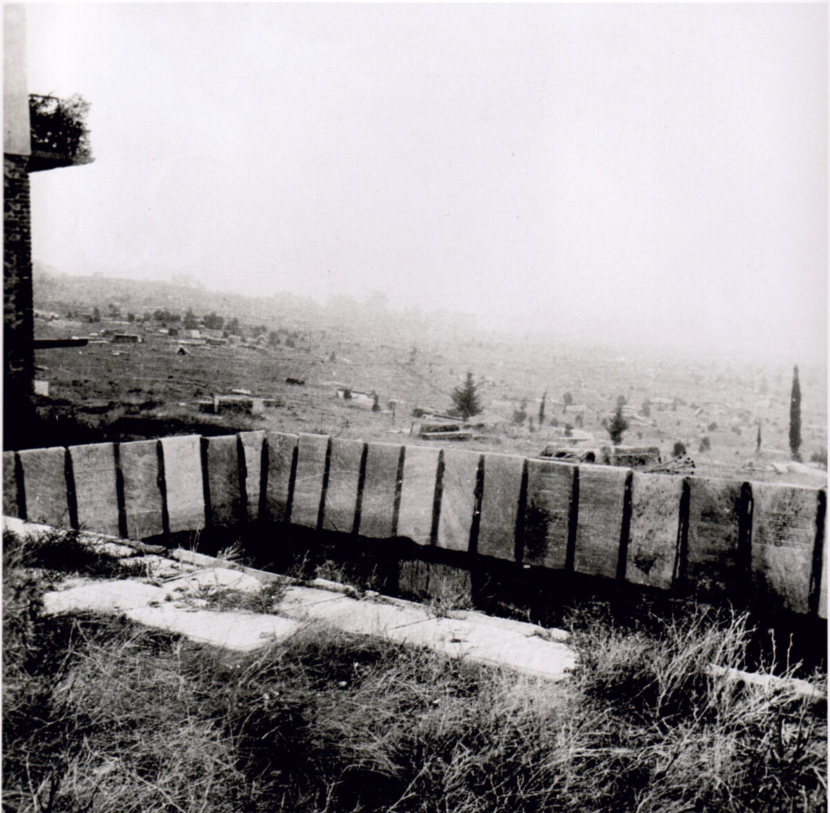 Ο χώρος του κατεστραμμένου εβραϊκού νεκροταφείου στη Θεσσαλονίκη με τις ηλικίας πέντε αιώνων ταφόπλακές του σπασμένες σε κομμάτια. Πολλές από τις ταφόπλακες έχουν χρησιμοποιηθεί ως επένδυση μιας πισίνας για τις δυνάμεις κατοχής (© Φωτ. Αρχείο ΕΜΕ).