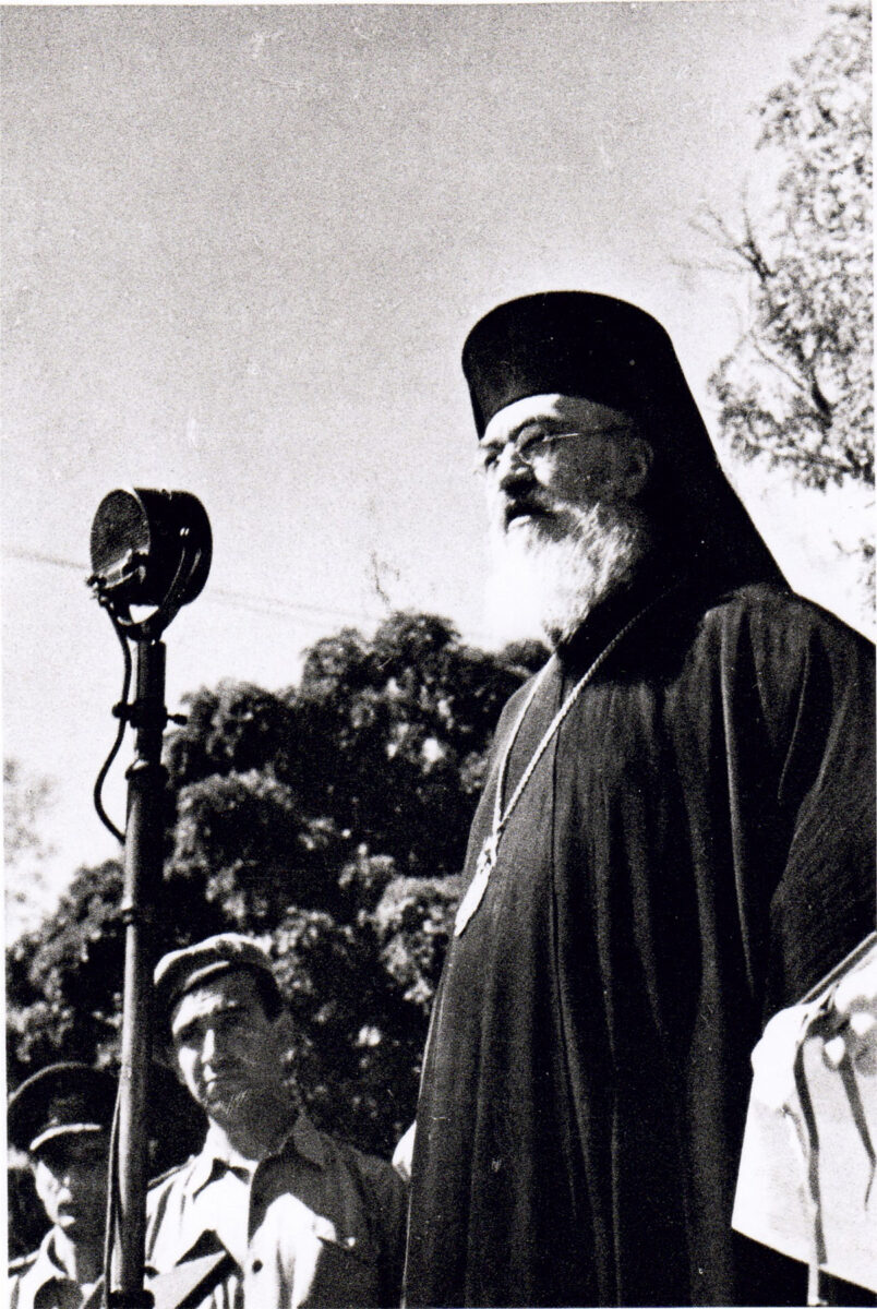 Ο Αρχιεπίσκοπος Δαμασκηνός εκφωνώντας λόγο στην Αθήνα μετά το τέλος του πολέμου (© Φωτ. Αρχείο ΕΜΕ).