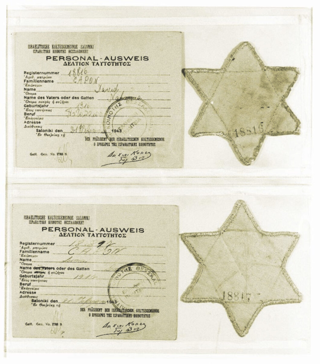 Αστέρια από κίτρινο ύφασμα και ταυτότητες που δόθηκαν στον Δαυίδ και τη Λούνα Καπόν στη Θεσσαλονίκη, στις 21 Φεβρουαρίου 1943, για να αναγνωρίζονται ως Εβραίοι (© Συλλογή ΕΜΕ).