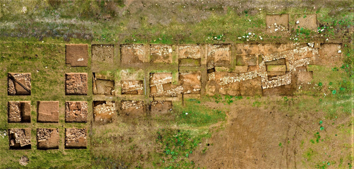 Η κεντρική πύλη της αρχαίας πόλης (αριστερά) και τμήμα του νότιου τείχους της με τετράγωνο πύργο. Πηγή εικόνας: Αρχείο ΕΦΑ Κιλκίς/ΥΠΠΟΑ.