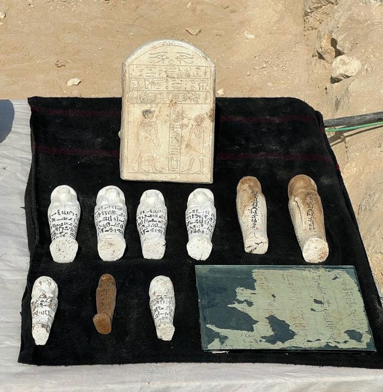 Στήλη, αγαλμάτια ushabti και τμήμα παπύρου από το Ντρα Αμπού Ελ Νάγκα (Ιανουάριος 2023). Πηγή: εικόνας Υπουργείο Τουρισμού και Αρχαιοτήτων Αιγύπτου.