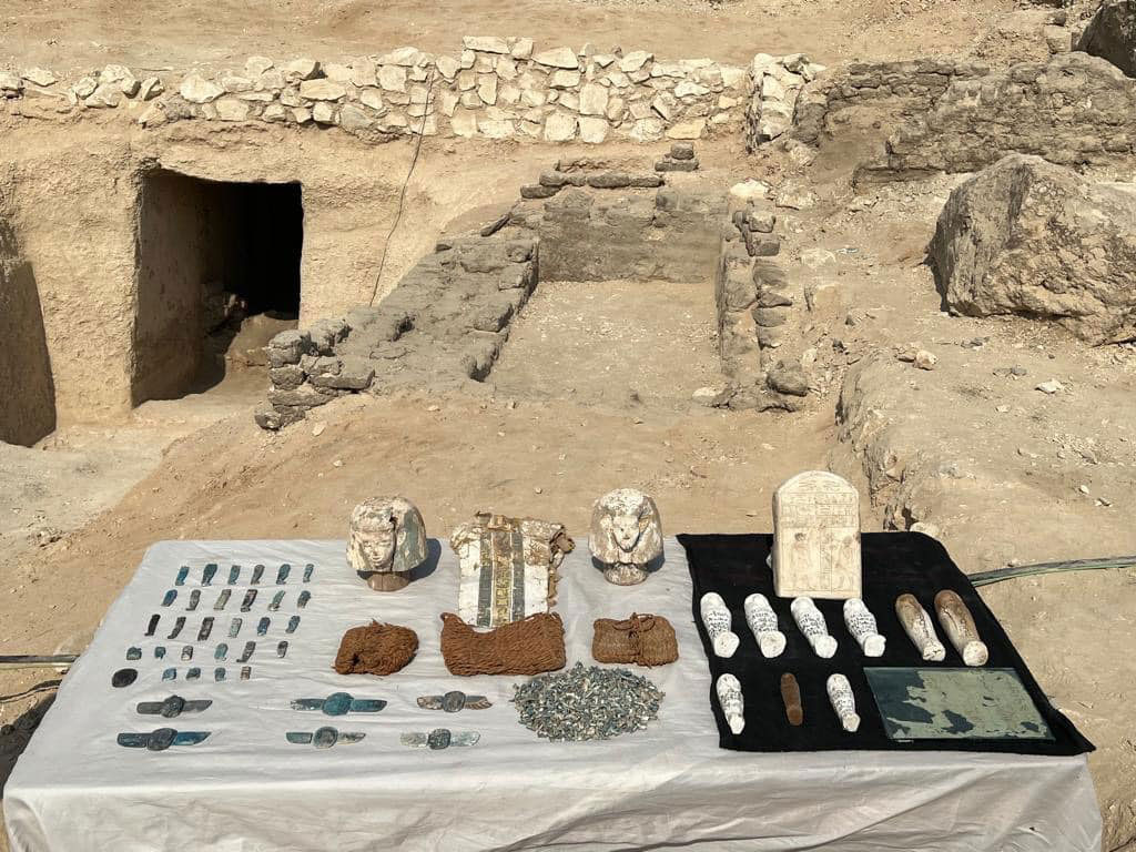 Ευρήματα από το Ντρα Αμπού Ελ Νάγκα (Ιανουάριος 2023). Πηγή εικόνας: Υπουργείο Τουρισμού και Αρχαιοτήτων Αιγύπτου.