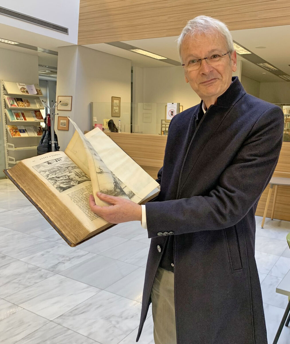 Ο Μάνος Τσάκωνας με το πολύτιμο βιβλίο (πηγή εικόνας: ΑΠΕ-ΜΠΕ).