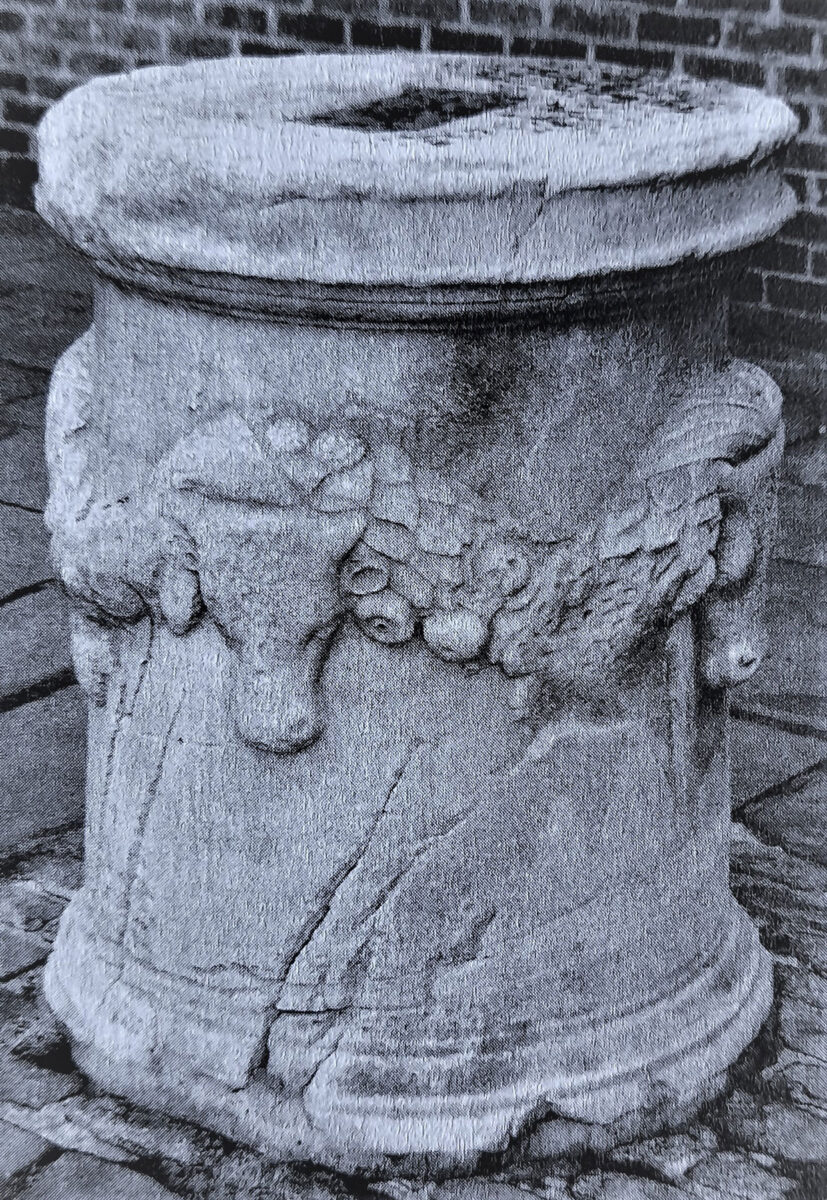 Ο μαρμάρινος βωμός - σταχτοδοχείο (Μήλος).