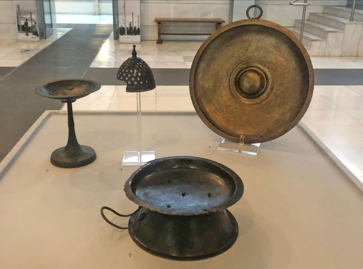 Τέσσερα μπρούντζινα σκεύη που βρέθηκαν σε σπίτια της αρχαίας Ολύνθου και δημοσιεύτηκαν στο πρώτο μισό του 20ού αιώνα, επανερμηνεύονται (πηγή εικόνας: Αρχαιολογικό Μουσείο Θεσσαλονίκης).