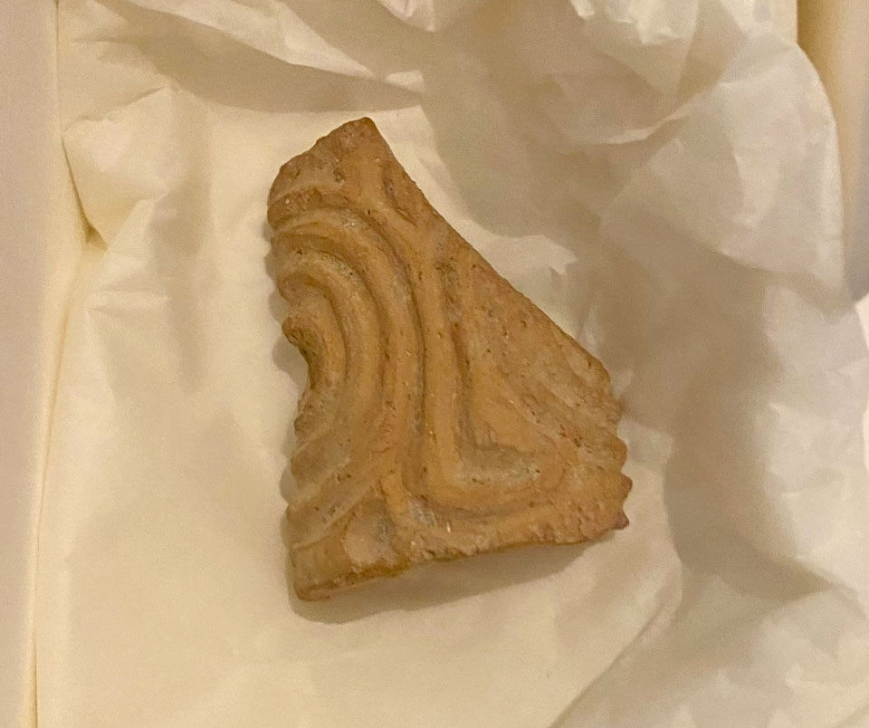 Ο μοναδικός πήλινος σφραγιδοκύλινδρος της Ασίνης επανενώνεται