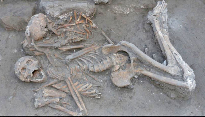 Οι δύο σκελετοί που βρέθηκαν το 2016 σε έναν τάφο της Ύστερης Εποχής του Χαλκού στην πόλη Τελ Μεγκίντο. Πηγή εικόνας: Rachel Kalisher.