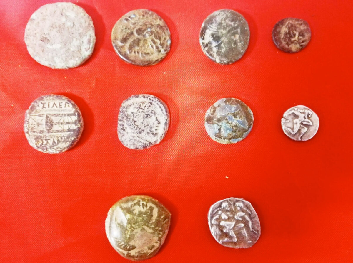 Τα νομίσματα που κατασχέθηκαν σε περιοχή της Δράμας (πηγή εικόνας: Ελληνική Αστυνομία).