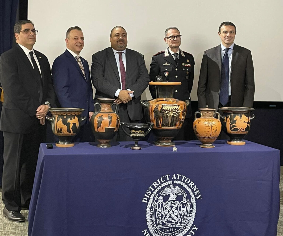 Από την τελετή παράδοσης των κλεμμένων αρχαιοτήτων (πηγή εικόνας: Manhattan District Attorney's Office / Facebook).