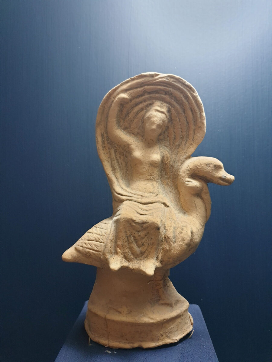 Ειδώλιο γυναικείας μορφής καθισμένης σε κύκνο. Αρχαιολογικό Μουσείο Λευκάδας (φωτ.: ΥΠΠΟΑ).