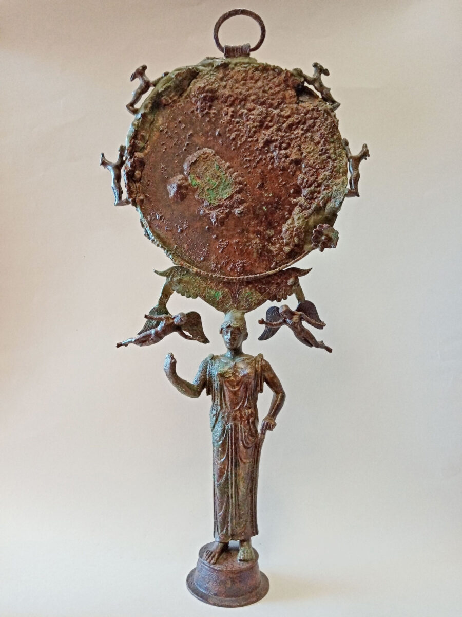 Χάλκινο κάτοπτρο, στον τύπο του στητού κατόπτρου με Καρυάτιδα. Αρχαιολογικό Μουσείο Λευκάδας (φωτ.: ΥΠΠΟΑ).