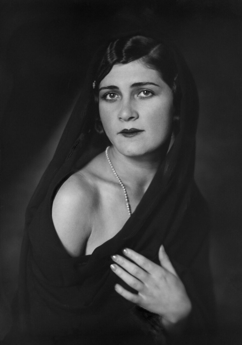 Έλλη Σουγιουλτζόγλου-Σεραΐδάρη (Nelly’s). Η κυρία Φραντζή, 1928. © Μουσείο Μπενάκη/Φωτογραφικά Αρχεία.