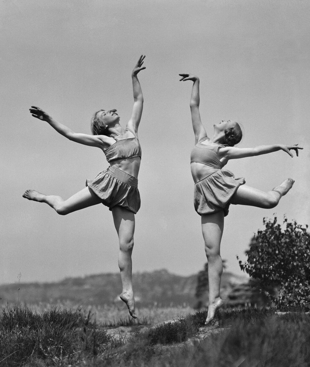 Έλλη Σουγιουλτζόγλου-Σεραϊδάρη (Nelly’s). Χορεύτριες της Σχολής Mary Wigman στη Σαξονική Ελβετία, 1922-23. © Μουσείο Μπενάκη/Φωτογραφικά Αρχεία.