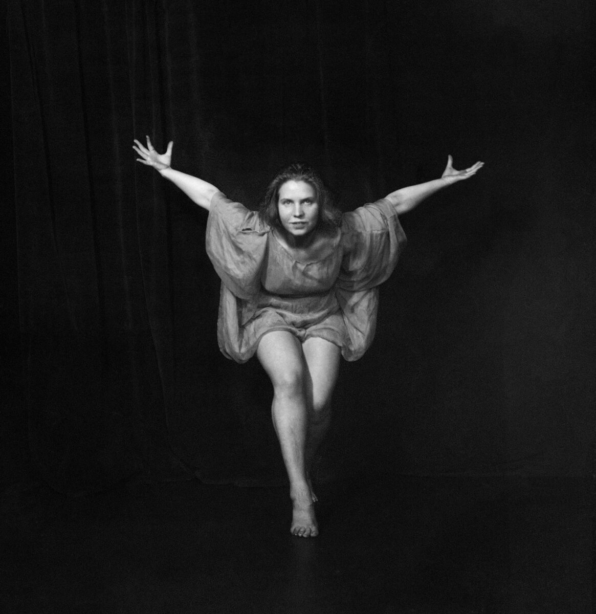 Έλλη Σουγιουλτζόγλου-Σεραϊδάρη (Nelly’s). Η χορεύτρια Maina Claes στο στούντιο του Franz Fiedler, 1922-23. © Μουσείο Μπενάκη/Φωτογραφικά Αρχεία.