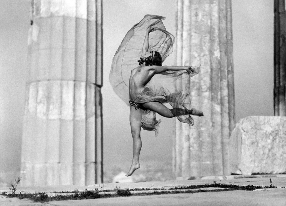 Έλλη Σουγιουλτζόγλου-Σεραϊδάρη (Nelly’s). Η Ρωσίδα χορεύτρια Elizaveta (Lila) Nikolska στην Ακρόπολη, Νοέμβριος 1930. © Μουσείο Μπενάκη/Φωτογραφικά Αρχεία.