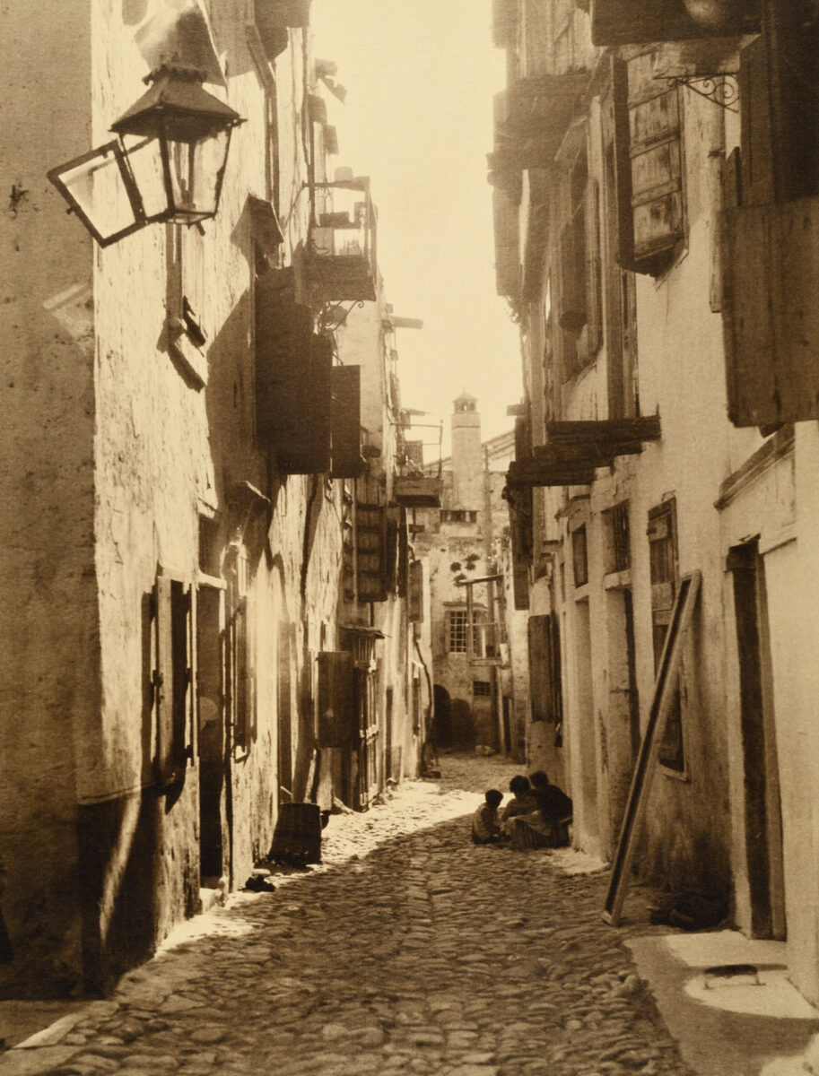 Έλλη Σουγιουλτζόγλου-Σεραΐδάρη (Nelly’s). Η παλιά πόλη των Χανίων, 1928. © Μουσείο Μπενάκη/Φωτογραφικά Αρχεία.