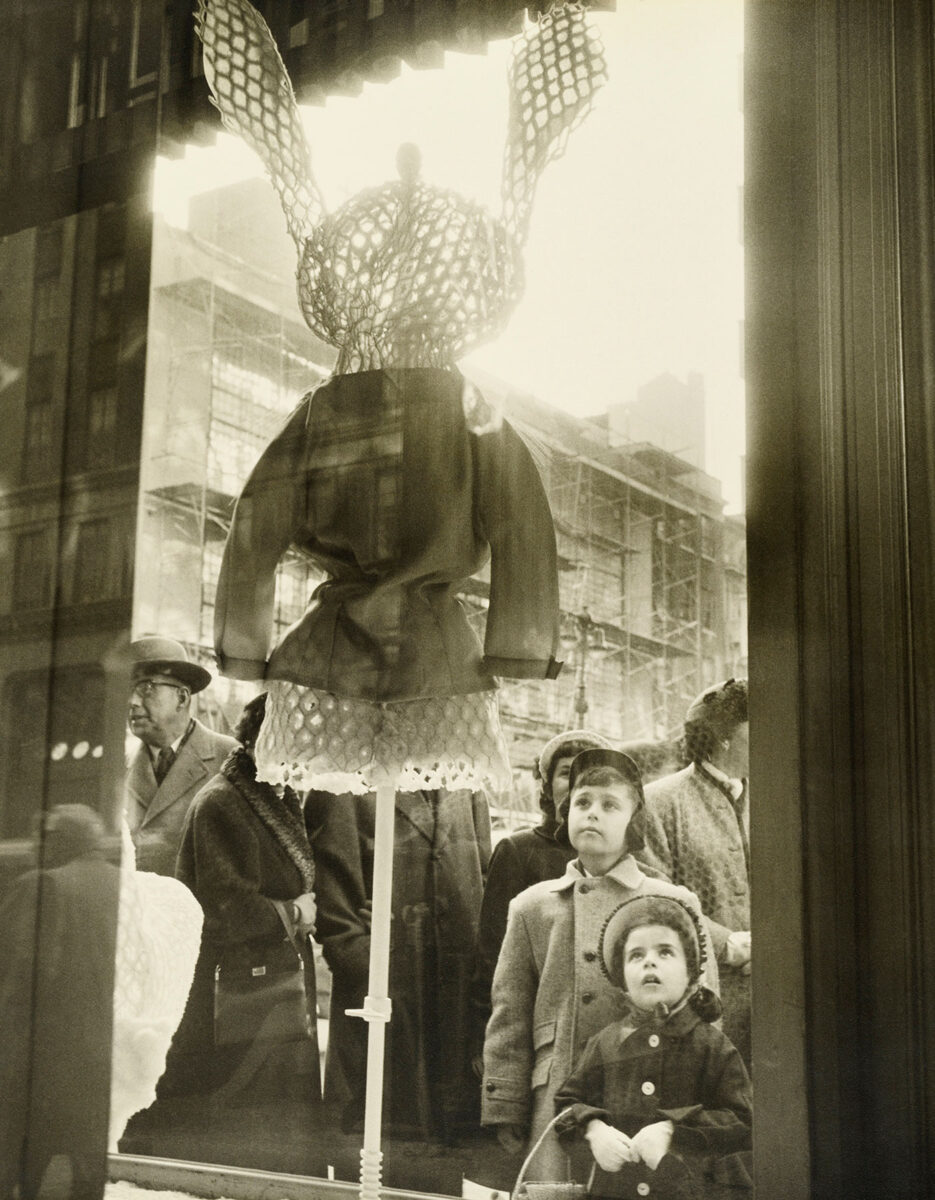Έλλη Σουγιουλτζόγλου-Σεραΐδάρη (Nelly’s). Από τη σειρά «Easter Parade», Απρίλιος 1956. © Μουσείο Μπενάκη/Φωτογραφικά Αρχεία.