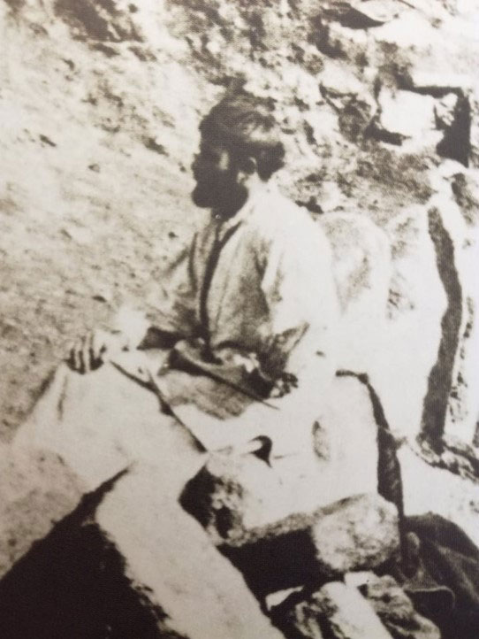 Μυκήνες 1876: λεπτομέρεια φωτογραφίας με την αποδιδόμενη μορφή του Παναγιώτη Σταματάκη. 