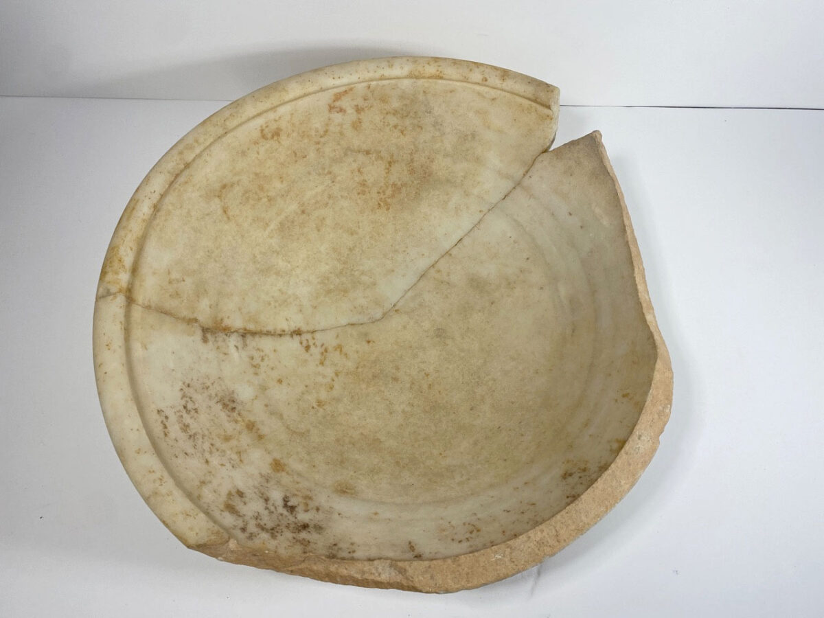 Μαρμάρινη κυκλαδική φιάλη. Διάμετρος 47,5 εκ. 2700-2400 π.Χ. (φωτ.: ΥΠΠΟΑ).
