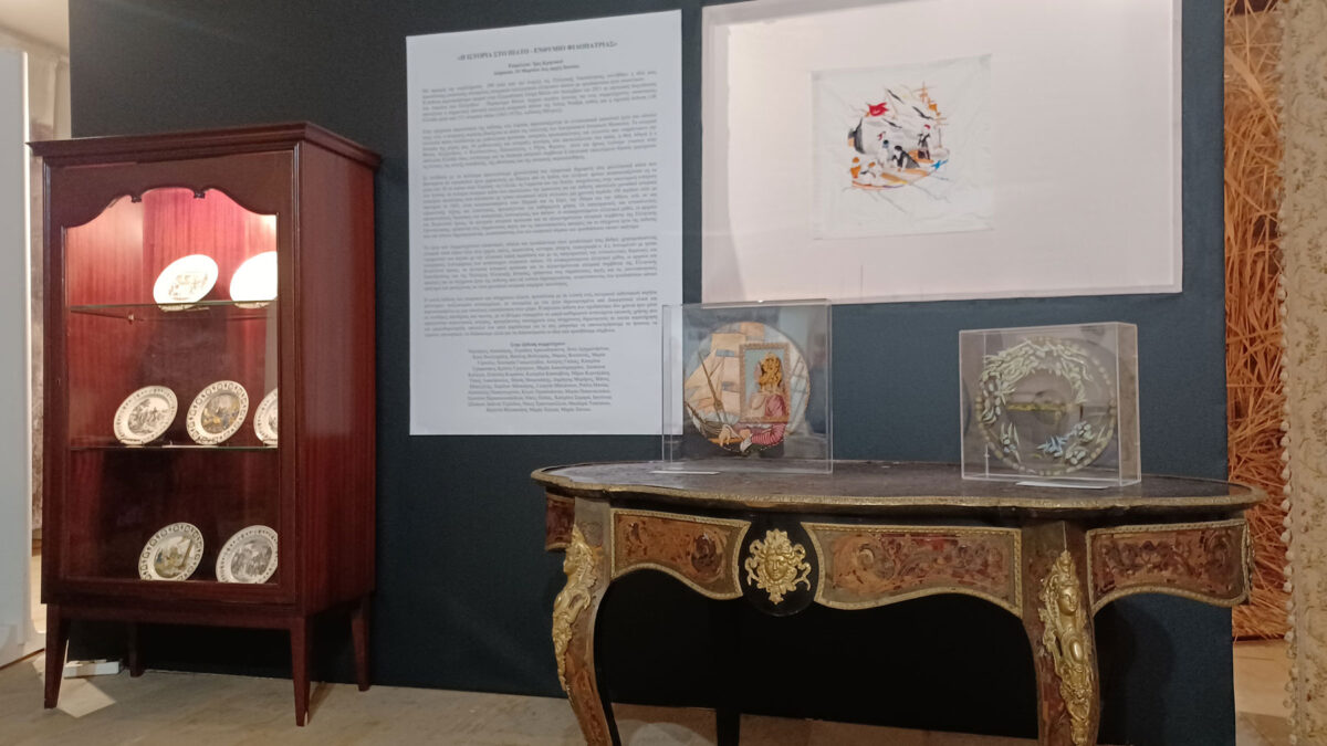 Άποψη της έκθεσης «Η Ιστορία στο πιάτο – Ενθύμιο φιλοπατρίας» που παρουσιάζεται στο Λαογραφικό Ιστορικό Μουσείο Λάρισας, σε επιμέλεια της Ίριδος Κρητικού. Πηγή εικόνας: Λαογραφικό Ιστορικό Μουσείο Λάρισας.