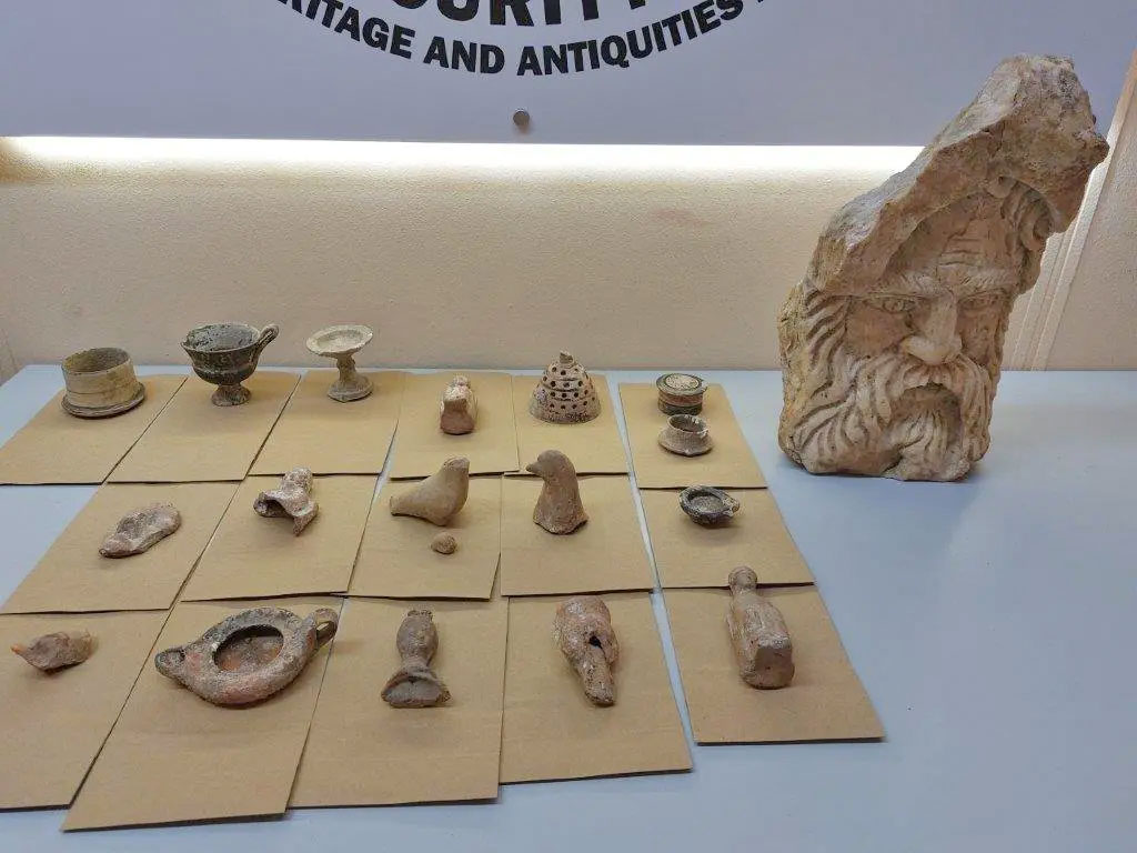 Οι αρχαιότητες που βρέθηκαν στην Αρτέμιδα (πηγή εικόνας: Ελληνική Αστυνομία).