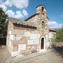 Βυζαντινή εκκλησία της Θεοτόκου/Παναγίτσας, κτισμένη με λίθους από το ιερό της Αμαρυσίας Αρτέμιδος (φωτ.: M. Glaus, 2014).