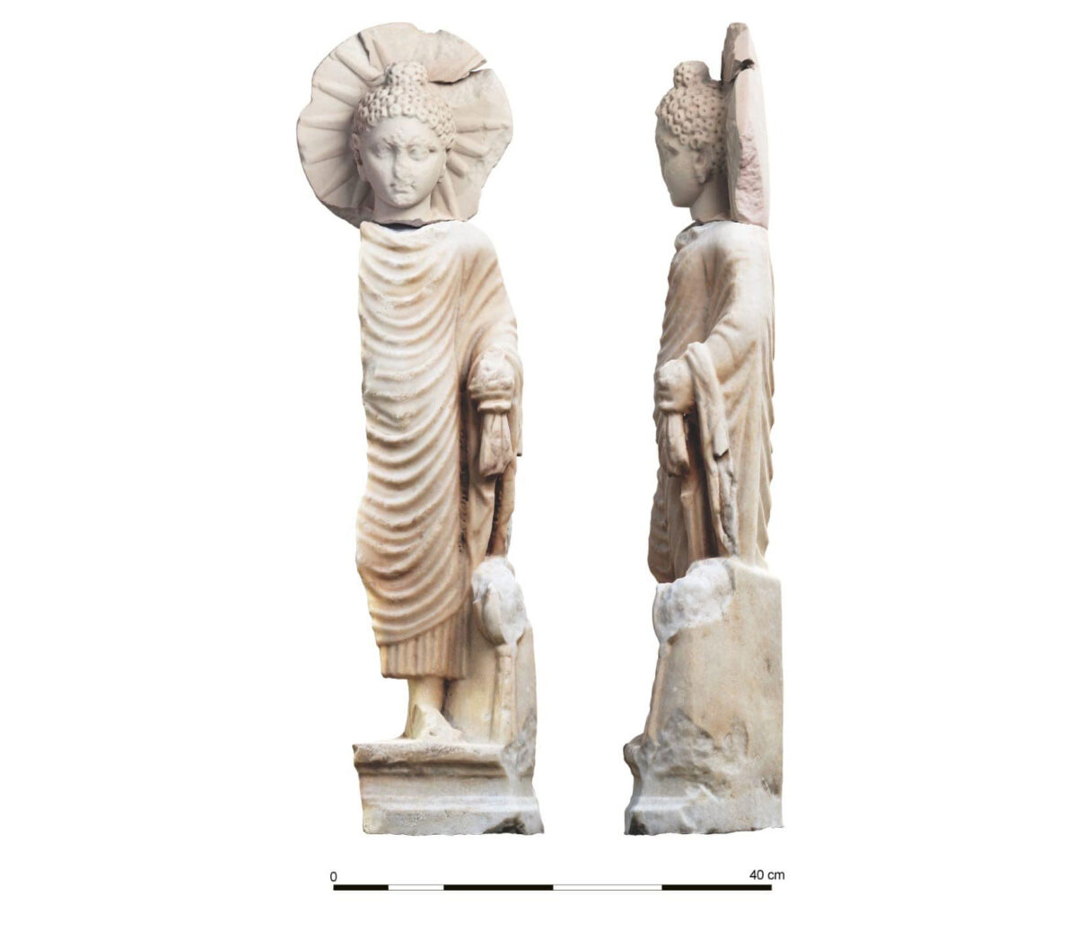 Το άγαλμα απεικονίζει τον Βούδα όρθιο, ενώ με το αριστερό χέρι κρατάει τμήμα του ιματίου του. Πηγή εικόνας: Υπουργείο Τουρισμού και Αρχαιοτήτων της Αιγύπτου.