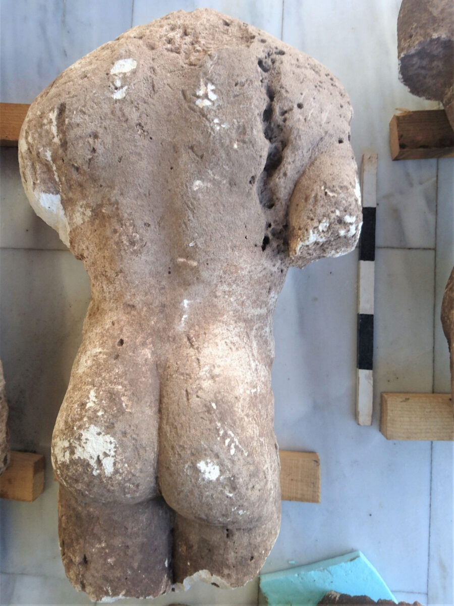 Πώρινο άγαλμα από το Ανατολικό Νεκροταφείο του Αρχαίου Οπούντα (Αταλάντη). Πηγή εικόνας: Αρχαιολογικό Μουσείο Θεσσαλονίκης.