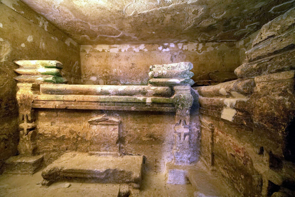 Μία από τις δύο ταφικές κλίνες του ταφικού θαλάμου 7 του Υπογείου Α σήμερα. Πηγή εικόνας: Alexandria Necropolis Project.