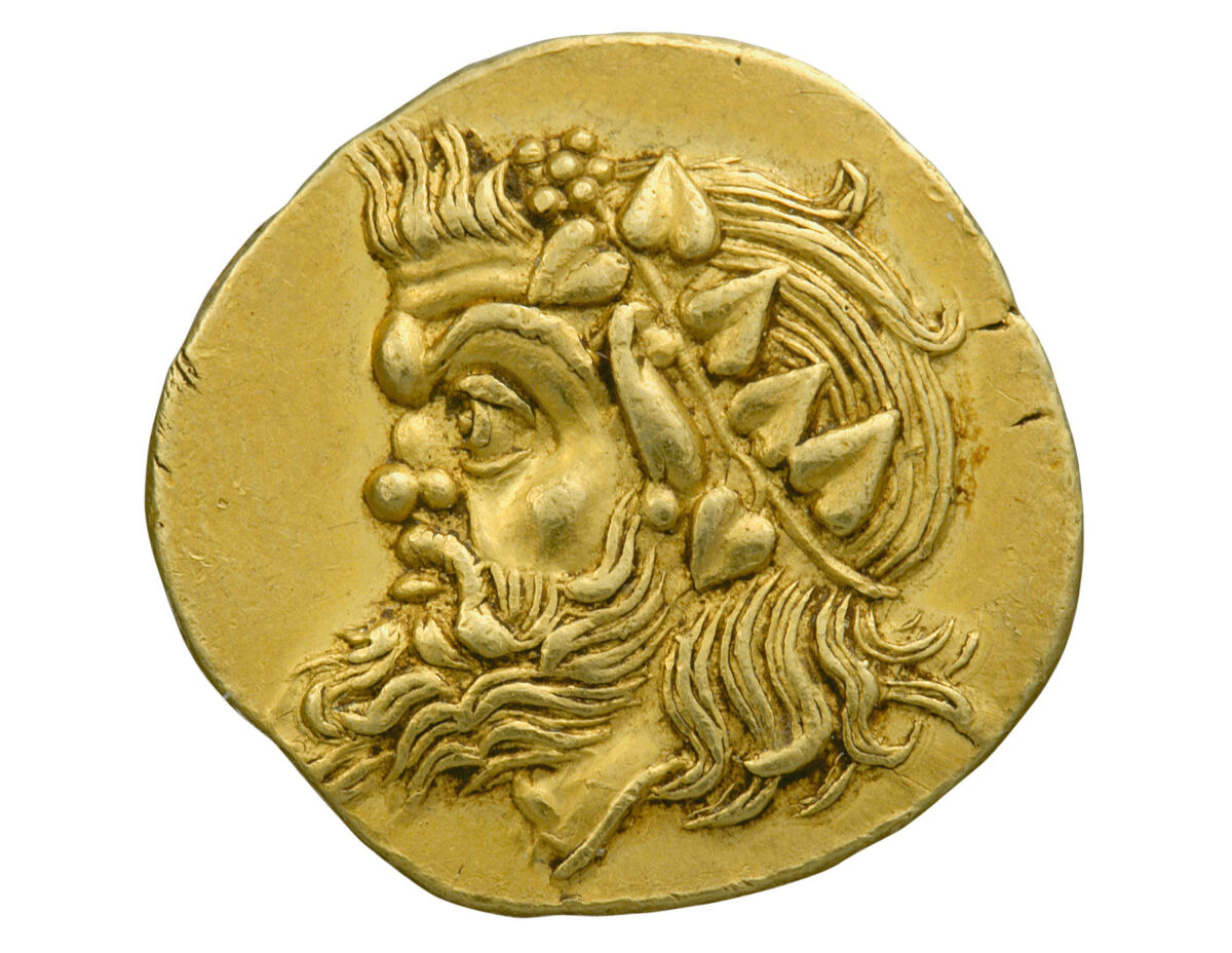 Παν. Χρυσός στατήρ Παντικαπαίου, Ταυρική Χερσόνησος, 340 π.Χ. Από την έκθεση «Η άλλη όψη του νομίσματος», ενότητα «Μυθικές μορφές». Πηγή εικόνας: Alpha Bank.