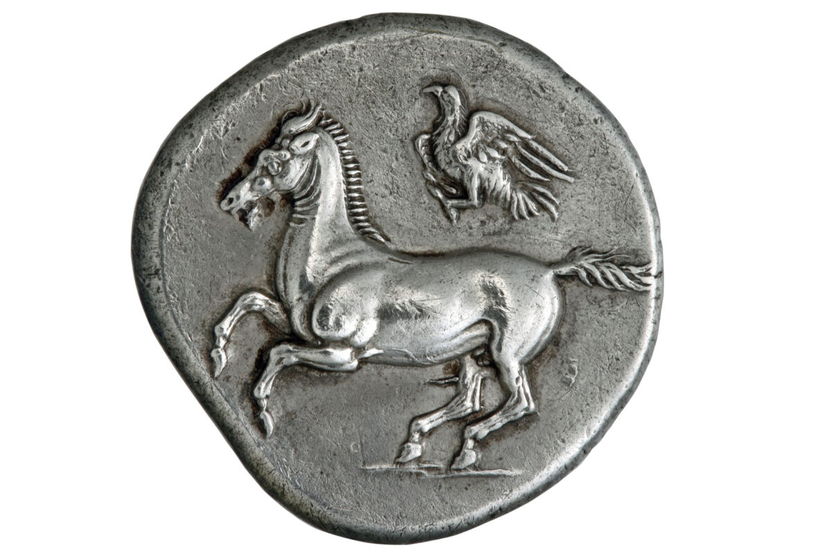 Ίππος που καλπάζει και αετός που πετάει. Αργυρό δίδραχμο Μαρώνειας, Θράκη, 386/5–348/7 π.Χ. Από την έκθεση «Η άλλη όψη του νομίσματος», ενότητα «Εικόνες από τη φύση». Πηγή εικόνας: Alpha Bank.