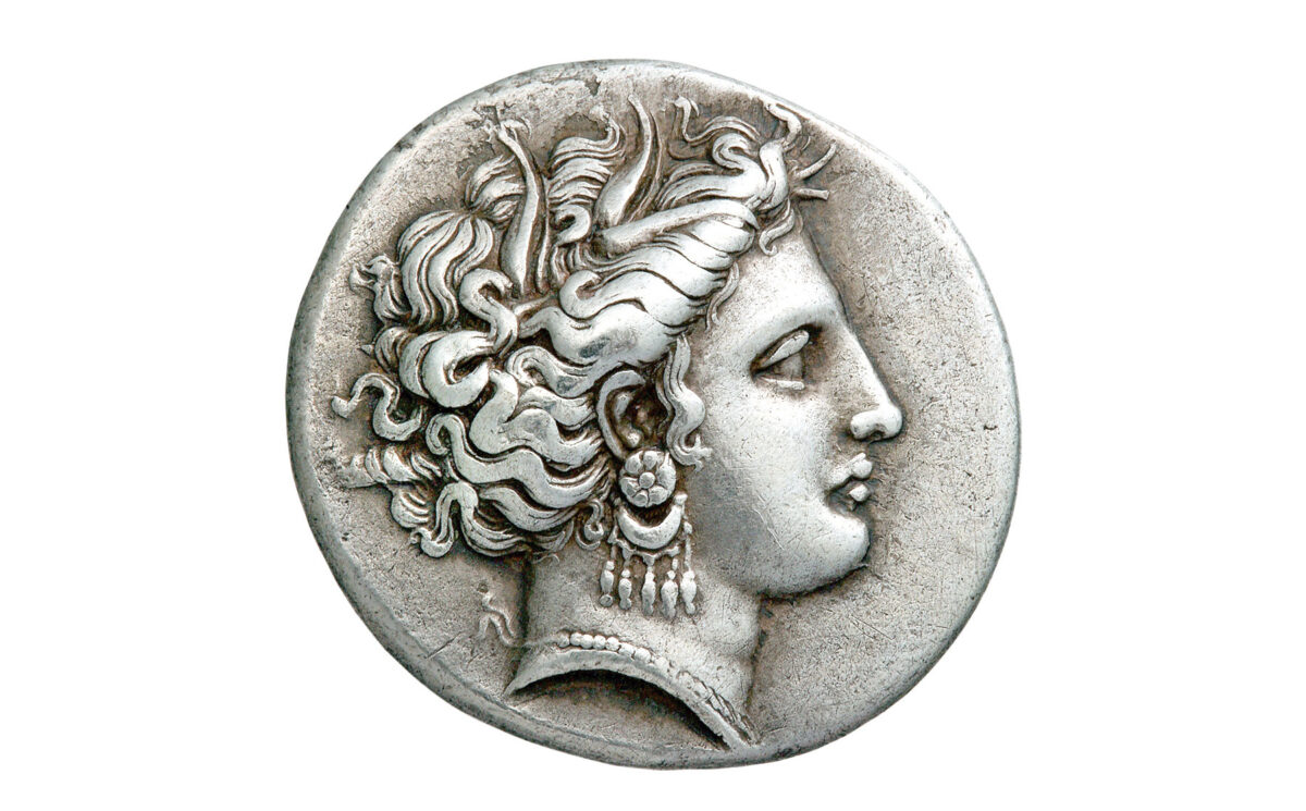 Περσεφόνη. Αργυρός στατήρ Οπουντίων Λοκρών, 369-338 π.Χ. Από την έκθεση «Η άλλη όψη του νομίσματος», ενότητα «Μυθικές μορφές». Πηγή εικόνας: Alpha Bank.