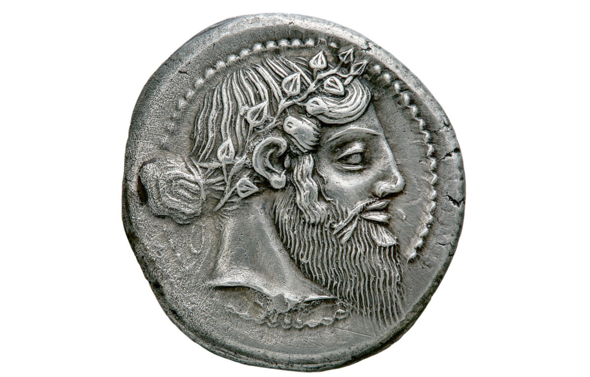 Διόνυσος. Αργυρό τετράδραχμο Νάξου, Σικελία, 460 π.Χ. Από την έκθεση «Η άλλη όψη του νομίσματος», ενότητα «Μυθικές μορφές». Πηγή εικόνας: Alpha Bank.