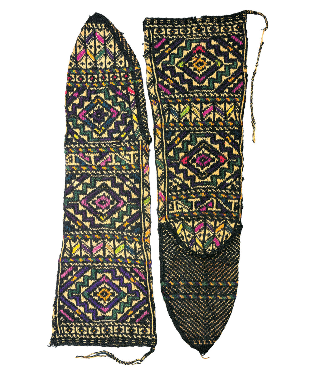 Μάλλινες πλεκτές κάλτσες με γεωμετρικά θέματα. Αρβανιτόβλαχοι Ηπείρου, αρχές 20ού αι. Μουσείο Μπενάκη.