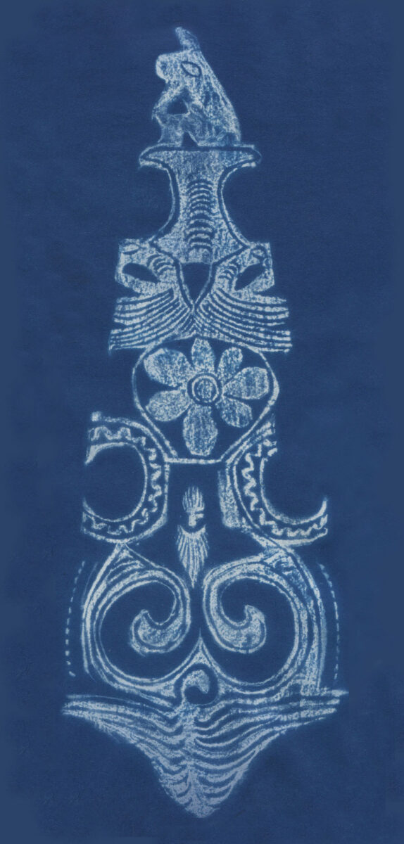Τζούντιθ Άλλεν-Ευσταθίου, «Κυανό» (2023). Κυανοτυπία από χαρτί σε ίνες μουριάς με σχέδια από σαρακατσάνικες ρόκες, ξεπατικωμένα με μολύβι.