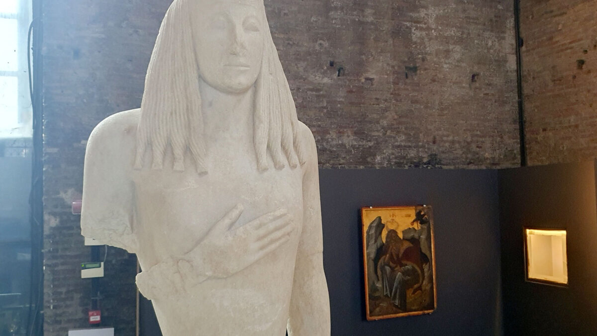 Το κολοσσικό αρχαϊκό άγαλμα της Κόρης της Θήρας (φωτ.: ΥΠΠΟΑ).