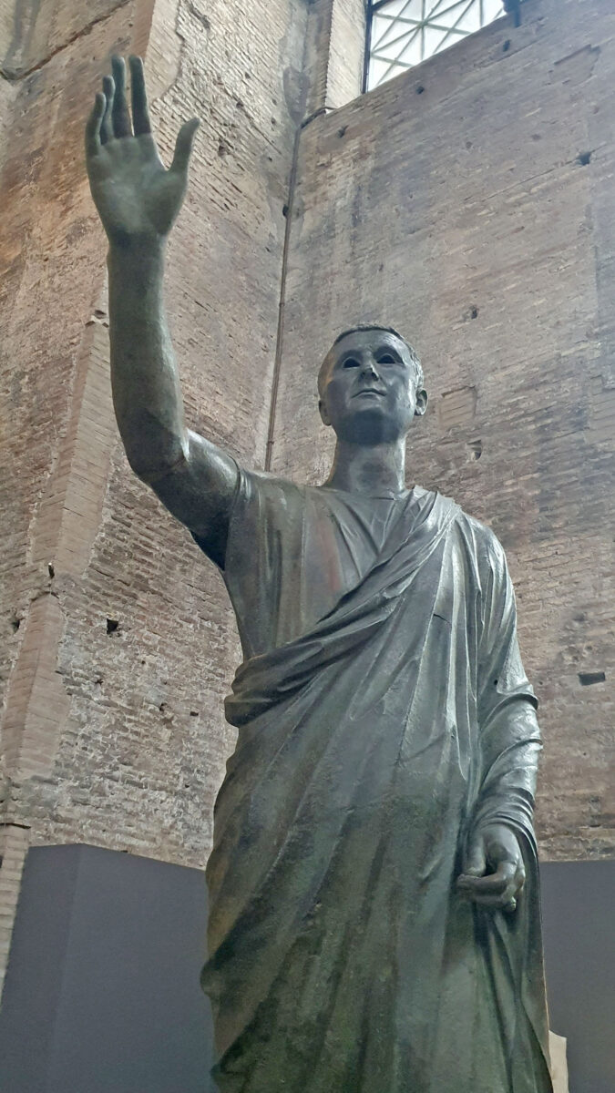 Το χάλκινο άγαλμα του ρήτορα (φωτ.: ΥΠΠΟΑ).