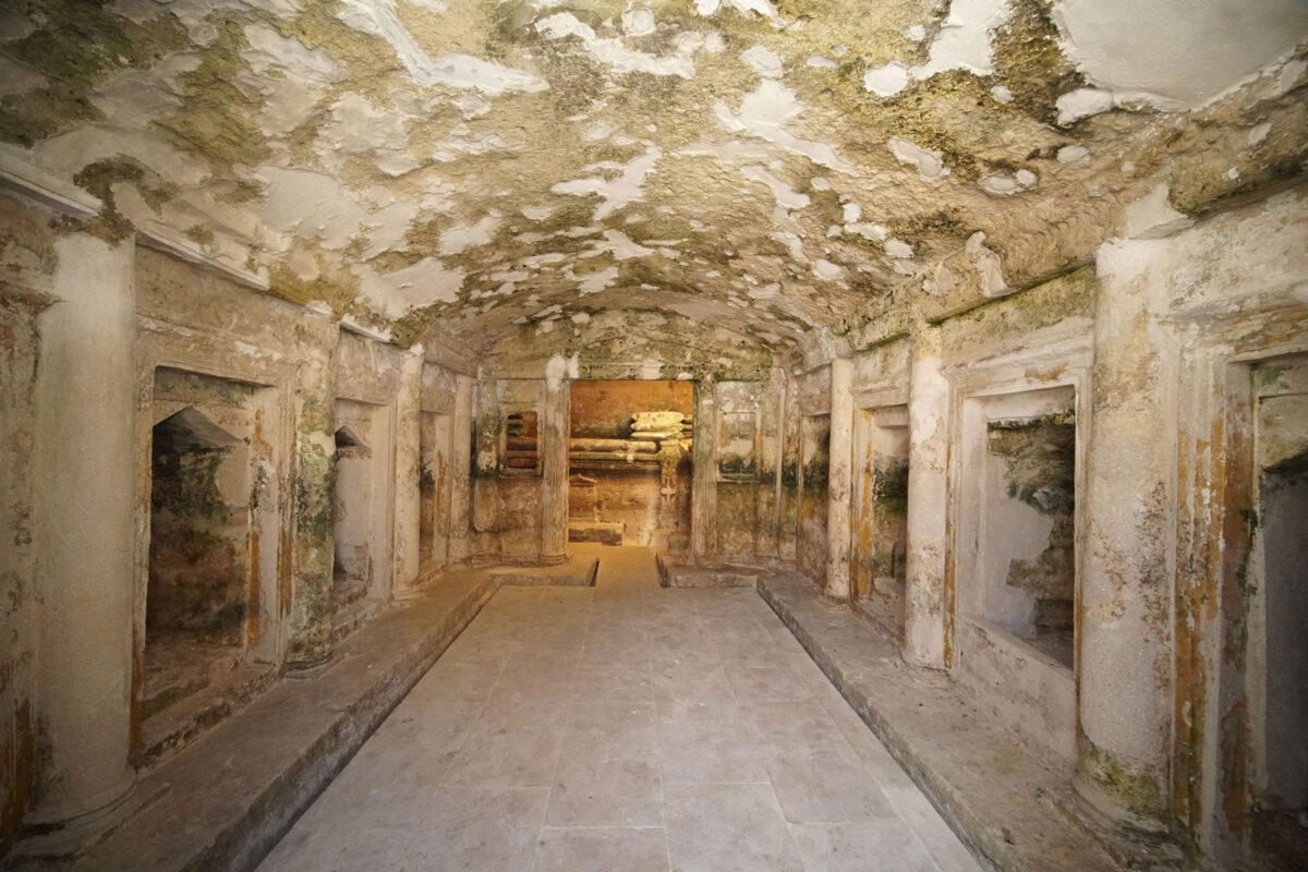 Η ανατολική ταφική ενότητα, συμπεριλαμβανομένου του Θαλάμου των Κλινών. Φωτ.: Αρχαιολογική Εταιρεία της Αλεξάνδρειας.